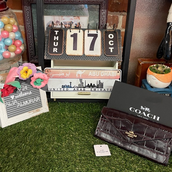 Crocodile-embossed leather - Picture 1 of 12